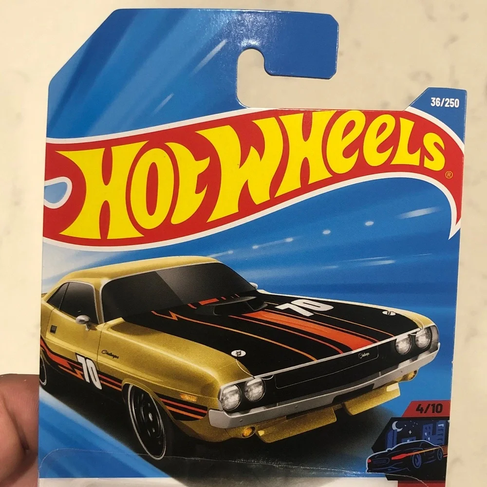 Mattel Hot Wheels Gold and Black '70 Dodge Hemi Challenger